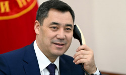 Президент Садыр Жапаров Роза Айтматованы 85 жаш мааракеси менен куттуктады