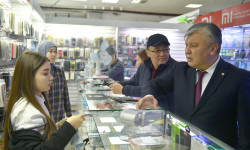 Арзыбек Кожошев «Айчүрөк» соода борборуна пландан тышкаркы текшерүү менен барды