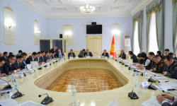 Арзыбек Кожошев Калкты жана турак-жай фондусун каттоо боюнча республикалык комиссиянын кеңешмесин өткөрдү