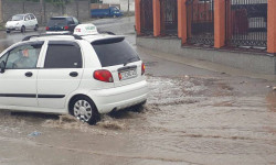 Ошто катуу жааган жаандан улам турак үйлөрдө кооптуу абал жаралды