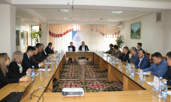 Арзыбек Кожошев илимий чөйрө өкүлдөрү менен антикризистик чараларды талкуулады