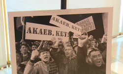 Азаттык үчүн көтөрүлүштөр сүрөттөрдө. Аксы окуясын чагылдырган көргөзмө ачылды