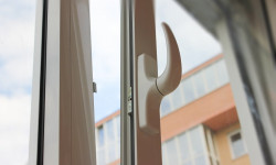 Ошто 5-кабаттан боюн таштаган 2 мектеп окуучусунун бири каза тапты