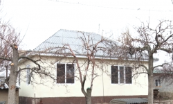 Ысык-Көл районунун Темир айылынын тургундары жалгыз бой энеге үй куруп беришти  