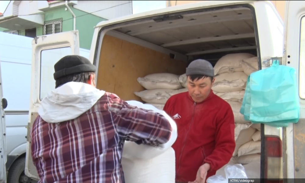 Нарын шаарына мамлекеттик резервдер фондунан бөлүнгөн азык-түлүктөр жеткирилди