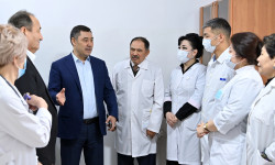 Президент Улуттук госпиталдын травматология бөлүмүнө пландан тышкары барды