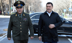 Садыр Жапаров УКМКнын чек ара кызматына жана ӨКМге техникаларды тапшыруу аземине катышты