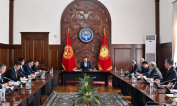 Садыр Жапаров Министрлер Кабинетинин мүчөлөрү менен өлкөдөгү социалдык-экономикалык кырдаалды талкуулады