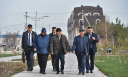 Акылбек Жапаров ар кыл конфессиялардын өкүлдөрү менен көчөт отургузууга катышты