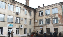 Алмазбек Исманкуловдун клиникасы имаратты бошото элек