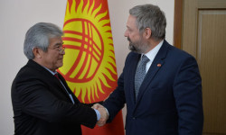 Мамлекеттик катчы Сүйүнбек Касмамбетов Швейцария элчиси Оливье Бангертерди кабыл алды