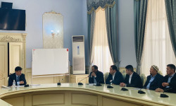 Бакыт Төрөбаев агроөнөржай ишканаларынын өкүлдөрү менен жолугушуу өткөрдү