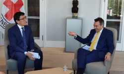 Эдиль Байсалов Женевада жолугушууларды өткөрүүдө