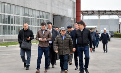 Акылбек Жапаров Жайыл районундагы өнөр жай ишканаларын кыдырды