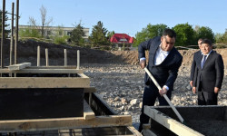 Садыр Жапаров Президенттин администрациясынын жаңы имаратынын курулушуна капсула салды