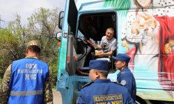 ӨКМ кыргыз-казак чек арасында кезек күткөн айдоочуларды ысык тамак-аш менен камсыз кылды