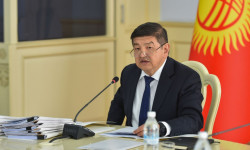 Акылбек Жапаров кеңсе кагаздарын кыскартып, электрондук документке өтүүнү тапшырды