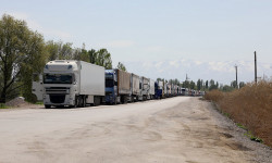 "Ак-Тилек" постунда токтоп турган фуралардын айдоочуларына ысык тамак-аш берилди