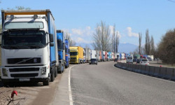 Кыргыз-казак чек арасынан оор жүк ташуучу унааларды өткөрүү боюнча келишимдер ишке ашырыла баштады