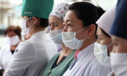 Маяналары 50%га көтөрүлгөн 73 миң медицина кызматкери жогорулатылган айлык акыларын алышты