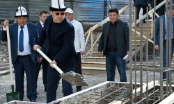 Садыр Жапаров күрөш боюнча кыз-келиндер курама командасы үчүн зал курууга капсула салды