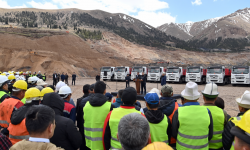 Президент Садыр Жапаров “Кыргызкөмүр” мамлекеттик ишканасына техникаларды тапшырды