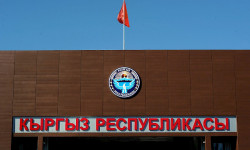 Арзыбек Кожошев Казакстанга жүк ташуучу унаалардын эркин жүрүүсүн камсыздоо боюнча ыкчам кеңешме өткөрдү