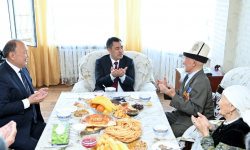 Президент Садыр Жапаров Улуу Ата Мекендик согуштун ардагери Аспек Жумашевден кабар алды 