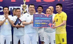 Президент Мырза-Аке жатак мектебине жетим балдар үчүн 1 миллион сом берди