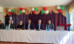 Эдил Байсалов Баткендеги мектеп бүтүрүүчүлөрү менен жолугушуу өткөрдү