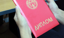 Дипломунун аныктыгын текшерүүнү токтотуу үчүн УКМК кызматкерине пара сунуштаган адис кармалды