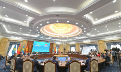 Садыр Жапаров менен Касым-Жомарт Токаев чакан чөйрөдө сүйлөшүү жүргүздү