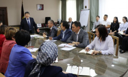 Акылбек Жапаров Билим берүү жана илим министрлигинде кезексиз кеңешме өткөрдү