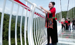 Вьетнамда дүйнөдөгү эң узун айнек көпүрө ачылды