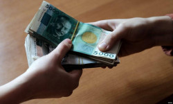 Ошто ӨКМ кызматкери пара берип жаткан жеринен кармалды