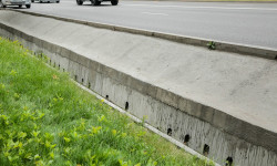 Ак-Ордо 3 конушундагы жаңы түшкөн жолдун жээгине арык жана тротуар керек