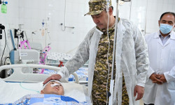 Садыр Жапаров кыргыз-тажик чек ара тилкесиндеги атышууда жаракат алган чек арачылардан кабар алды