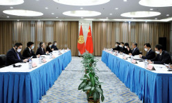 Жээнбек Кулубаев Кытайдын тышкы иштер министри Ван И менен жолугушту