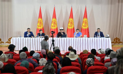 Садыр Жапаров Токтогулдун тургундары менен жолугушуп, аларды кабатырланткан суроолорго жооп берди