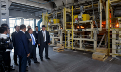 Акылбек Жапаров: Министрлер Кабинети ири өнөр жай ишканаларына колдоо көрсөтөт