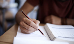 Кыргызстандагы мектеп бүтүрүүчүлөрү мамлекеттик экзамендерин тапшыра баштады