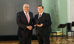 Драматург Кайрат Иманалиевдин калемине таандык "Керээз" спектакли жаштарга чоң таасир калтырды