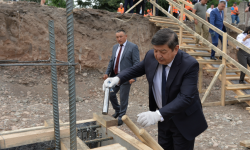 Акылбек Жапаров Бишкек шаарындагы балдардын реабилитациялык борборунун курулушуна капсула салды