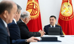 Президент Бириккен күрөш дүйнөсү Эл аралык федерациясынын жетекчилиги менен жолугушту