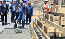 Баткенде медициналык академиянын окуу-дарылоо комплексин куруу үчүн капсула салынды