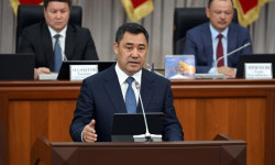 Президент: Экономиканын өсүшүнүн оң ыргагын камсыздоо үчүн инвестицияларды тартып жана ишкерлик жүргүзүүгө жагымдуу шарттарды түзүшүбүз керек