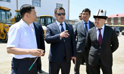 Президент Каракол шаарынын жолдорунун курулушу менен жеринен таанышты