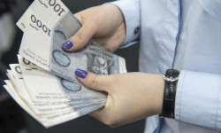 Мугалимди кубанткан колдоо, маанай көтөргөн маяна