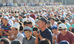 Курман айт намазы Бишкектеги Эски аянтта окулат