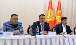 К.Зулушев, У.Ниязбеков жана Б.Төрөбаев Токтогул районунун тургундарынын көйгөйлөрүн угууда